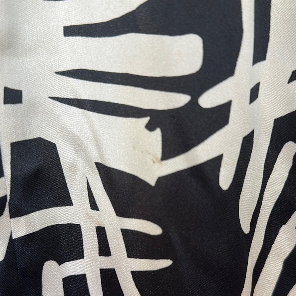 Elegant Black and White Abstract Dress - Picture 4 of 6